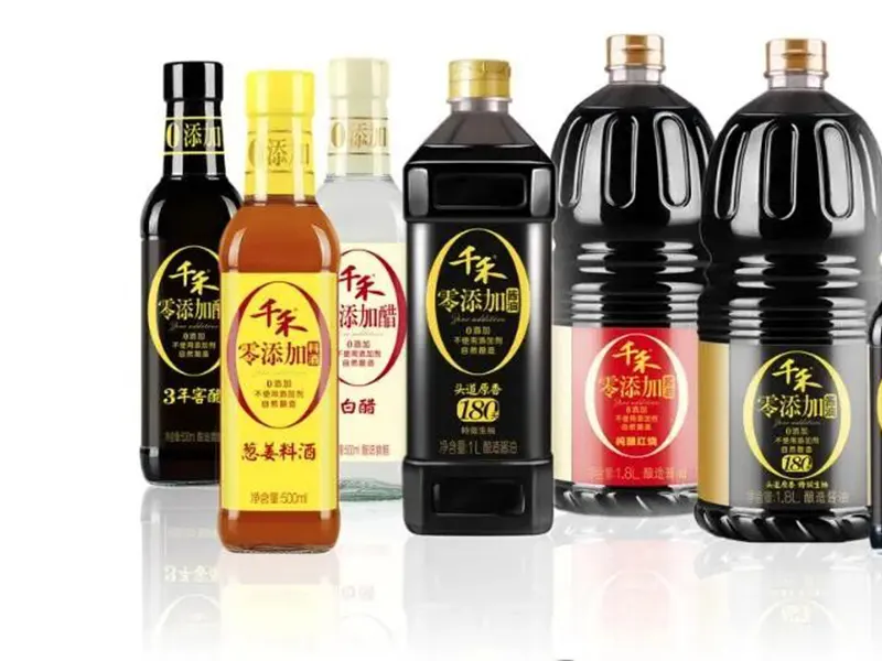 Rotary opp hot melt labeling machine for condiment bottles with high-precision label application